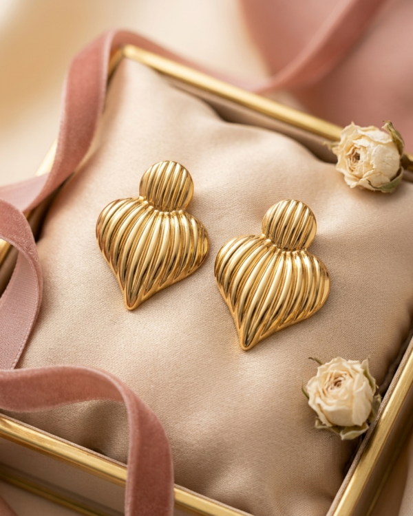 The Amara Ribbed Heart Drops