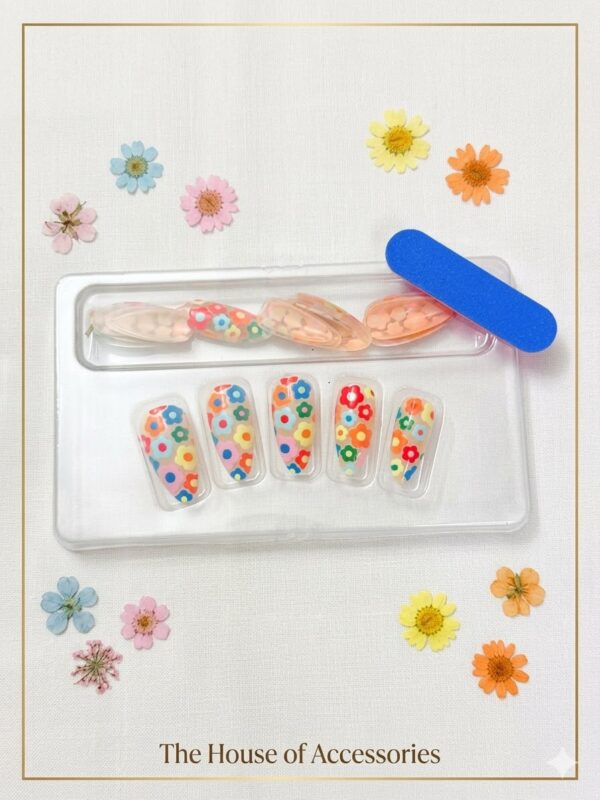 The Retro Groovy Daisy Press-On Nail Set